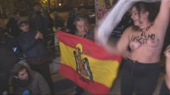 Un asistente a la misa de Franco toca los pechos a dos activistas que se manifestaban contra el fascismo