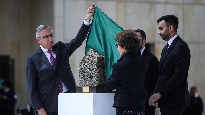 40 años de la toma del Palacio de Justicia: la historia de la columna que entregó el rector del Externado en homenaje a las víctimas