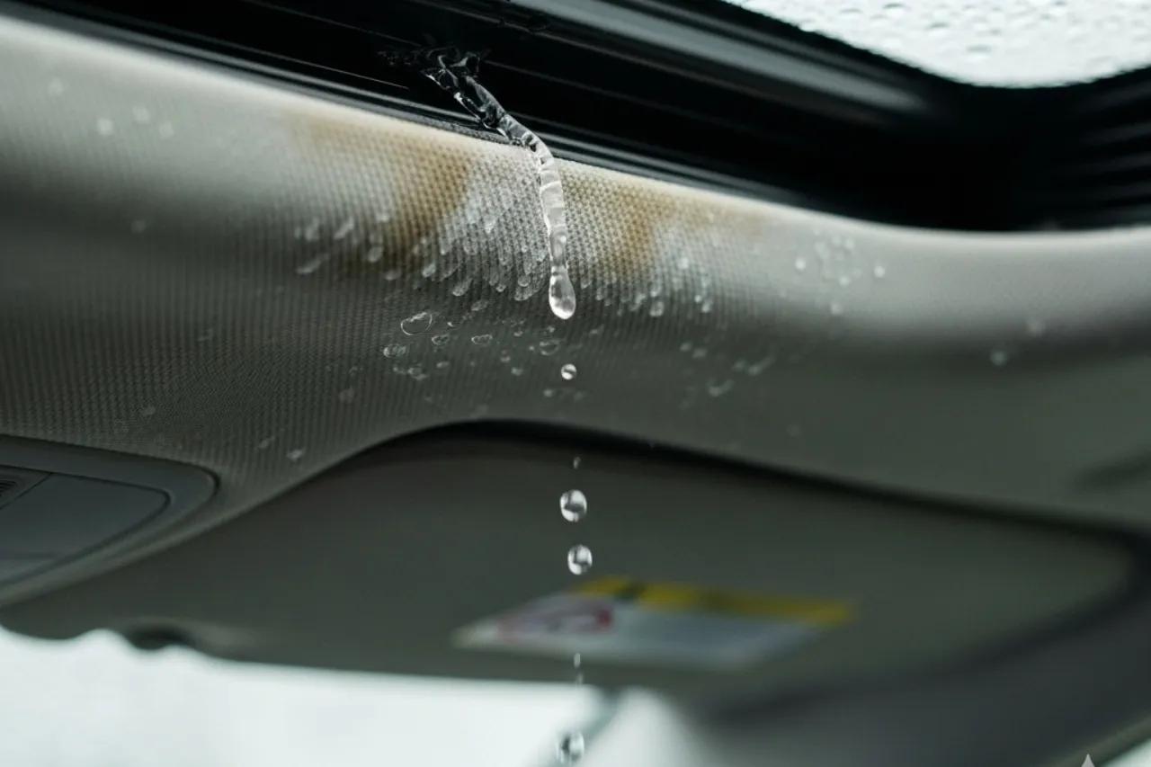 ¿Te llueve también dentro del carro? Esto puede ser la causa