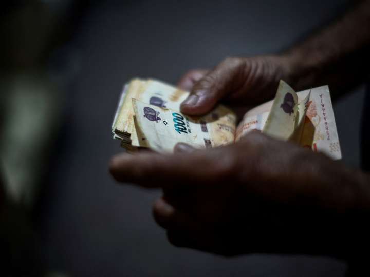 Crece el número de familias que "queman ahorros" o se endeudan para poder mantener sus gastos