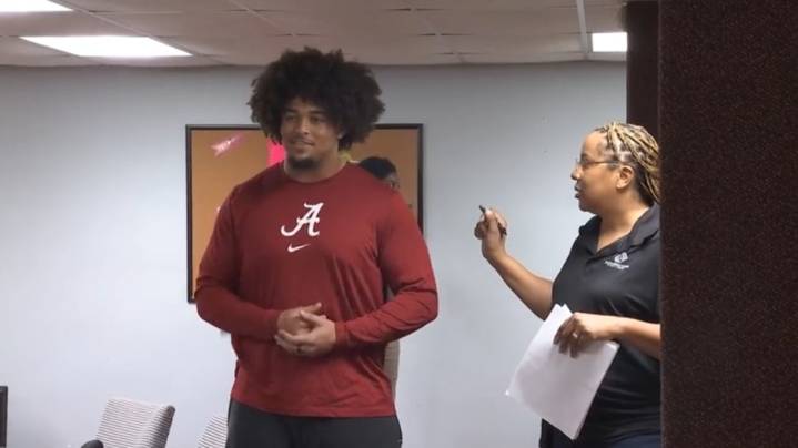 Alabama football player giving back ahead of Thanksgiving