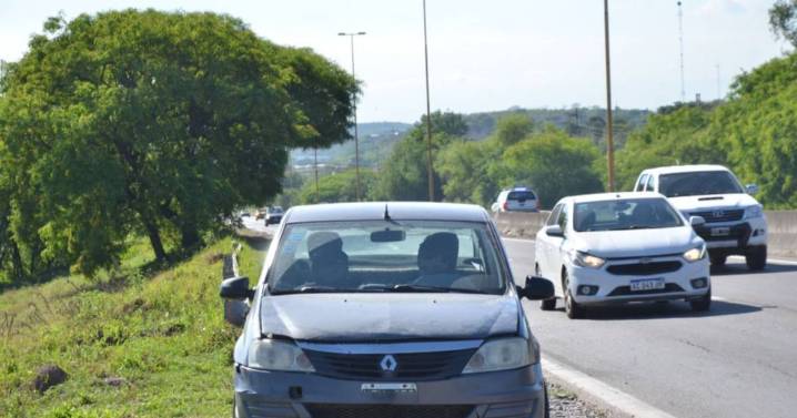 Daños materiales tras la colisión entre dos autos