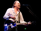 Oasis, Lennon y Cobain: cómo una frase de Neil Young cambió la historia del rock