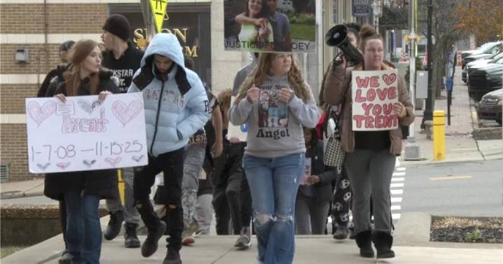 Murder victims' families protest at  Richland County courthouse