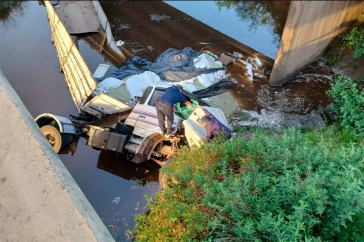 Camión cayó de un puente en Autovía 14