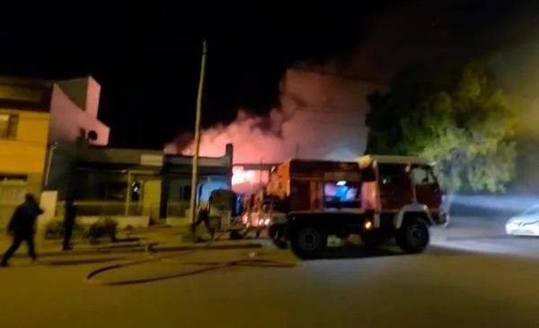 Incendio de gran magnitud en Esquel destruyó dos galpones y puso en peligro viviendas en zona céntrica