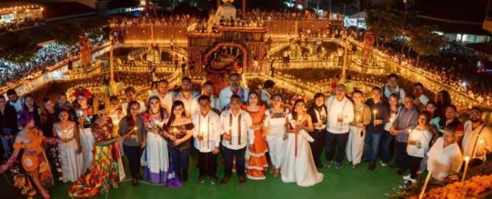 Encienden 2025 velas en honor al ánima sola durante el Xantolo en Huejutla