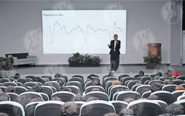 Ofrecen conferencia de economía a los estudiantes de la UTCJ