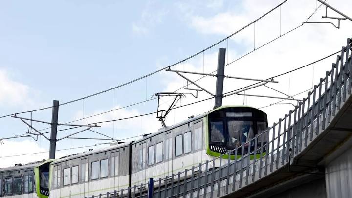 Powerless in Pointe-Claire: REM trains stall during tests in first snow