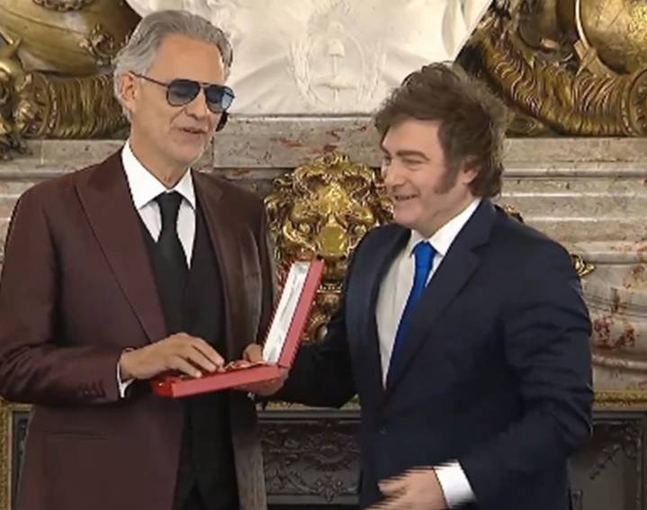 Javier Milei condecora a Andrea Bocelli con la Orden de Mayo