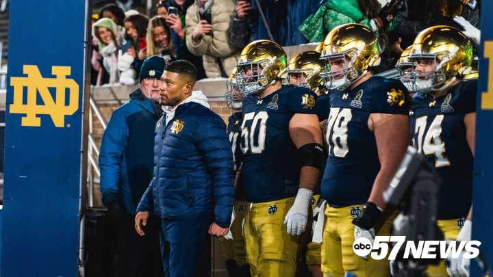 Notre Dame dominate Navy 49