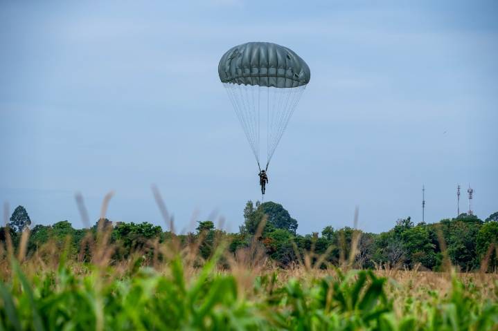 Paracaidista experimentado fallece tras falla en la apertura de su equipo en Colorado
