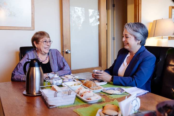 Michelle Bachelet hace un gesto a Jeannette Jara: “Es una mujer responsable y dedicada a las políticas públicas”