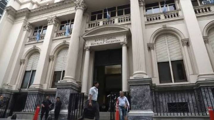 Caputo busca renovar $14,5 billones y el mercado mira con lupa la licitación clave