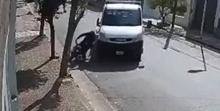 Un motociclista murió tras ser atropellado por un camionero, que lo tiró de la moto luego de una discusión