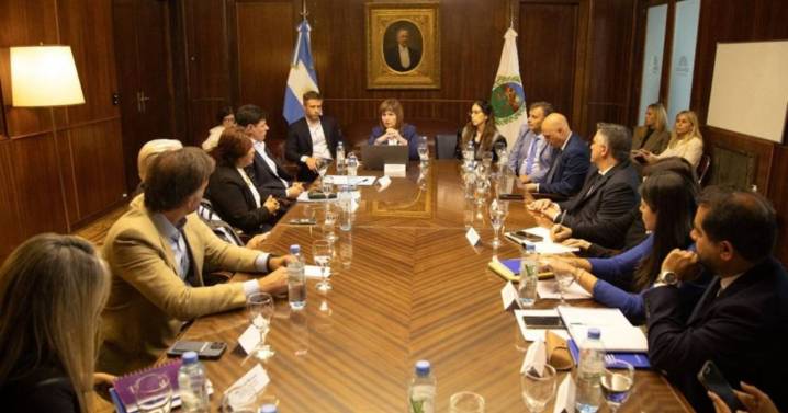 Con color puntano, Bullrich se reunió con los legisladores libertarios