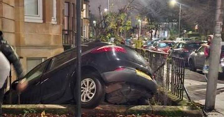 Car crashes into Glasgow tenement as police race to scene