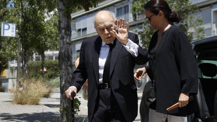 Jordi Pujol abandona la clínica tras permanecer cinco días ingresado por una neumonía