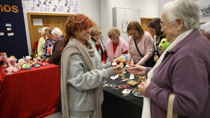 Mercadillo de trueque en el Centro Social de isla de Cuba de Alicante