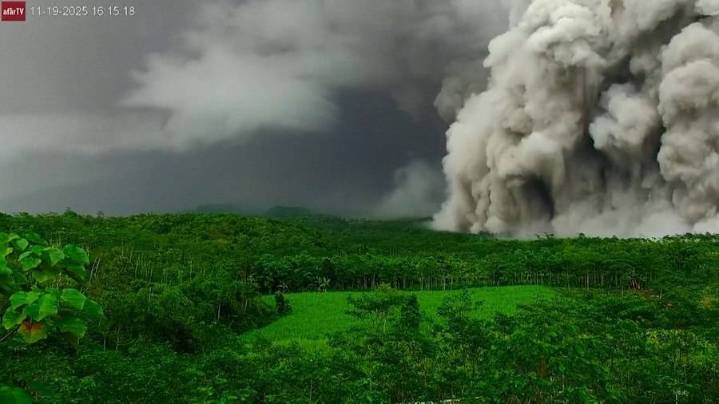 VIDEO: Impresionante timelapse de la erupción del volcán del Monte Semeru de Indonesia