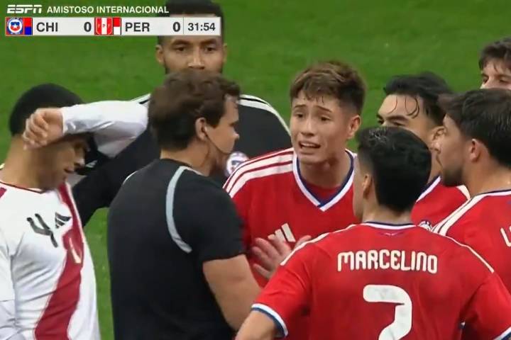 Se les olvidó el reglamento: Perú se pone en ventaja con penal y expulsión contra Chile