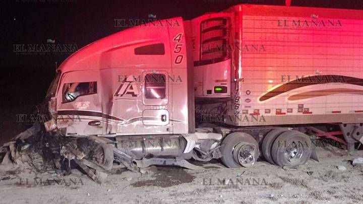 Tráiler queda destrozado en aparatoso accidente en autopista a Nuevo Laredo; ¿qué le pasó al chofer?