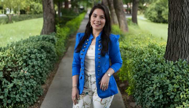 Profesora de música de San Carlos es ganadora inaugural del Grammy Latino a educadores