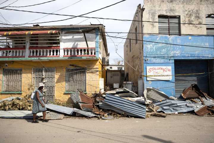 Los tejados volaron con los vientos de Melissa en la ciudad colonial de Falmouth