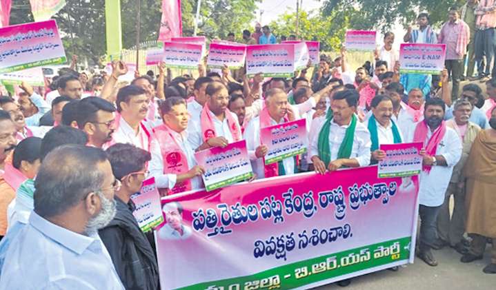 BRS leaders stage protest at Khammam agriculture market over cotton farmer’s issues
