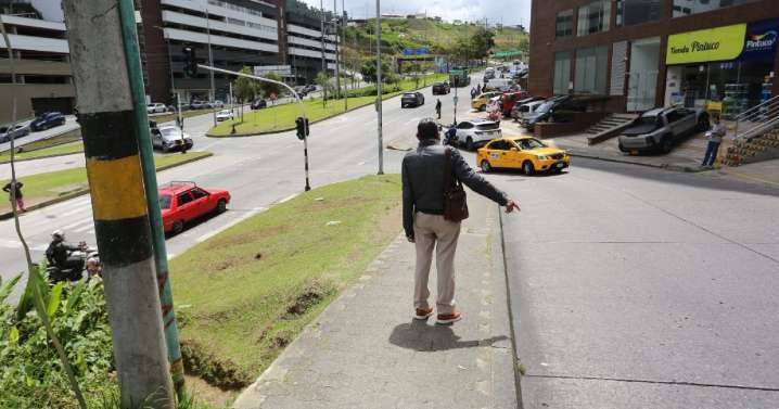 Esperas incómodas en paradero de un barrio de Manizales: usuarios de EPS solicitan mejores bancas