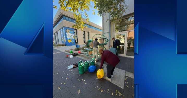 Downtown Evansville begins installing holiday decorations