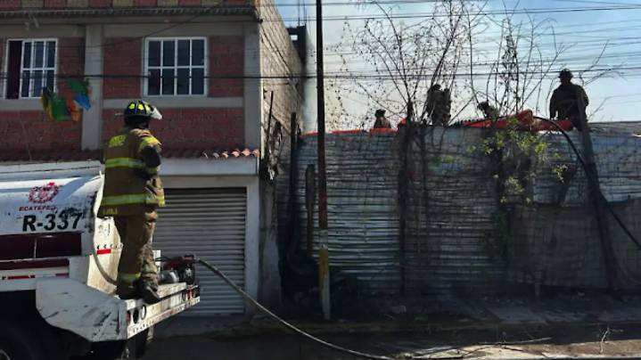 Incendio en bodega de materiales alcanza a dos vehículos en Ecatepec
