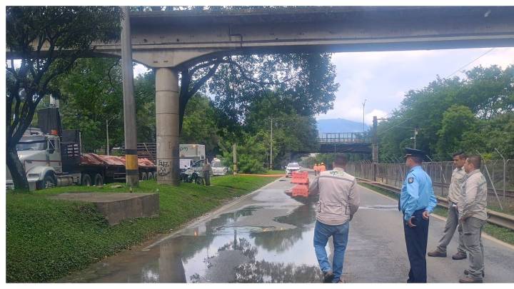 Fuga de agua provoca grave daño en La Regional, una de las principales avenidas de Medellín, y un enorme trancón
