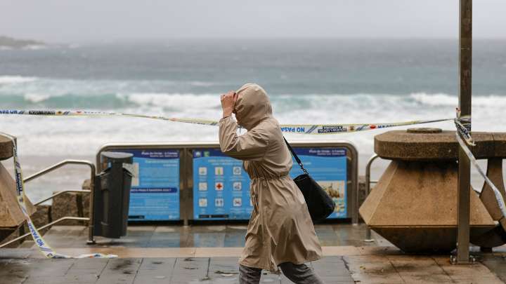 La borrasca Claudia pone a cuatro comunidades en alerta por viento, lluvias intensas y olas de hasta seis metros