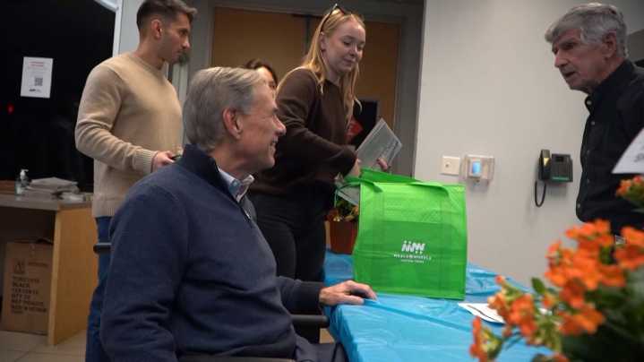 Meals on Wheels Central Texas serves Thanksgiving meals, joined by Texas' first family