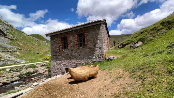 El 'tacón' de la montaña: las madreñas de León resucitan para conquistar el asfalto
