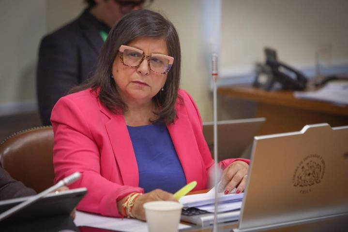 Aprueban proyecto de diputada Raphael que prohíbe y regula el uso de celulares en colegios