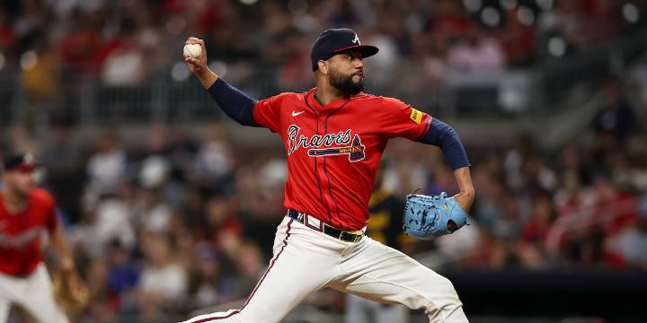 Braves sign right-hander Joel Payamps to 1