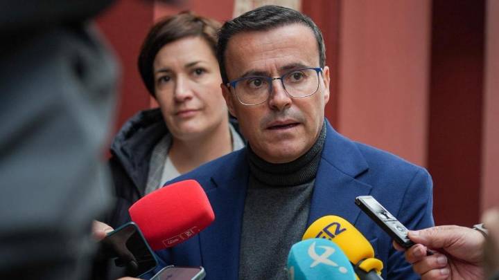 Gallardo promete la homologación salarial de los funcionarios extremeños si gana en las urnas