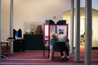 Salen a las urnas en EU, en una elección crucial para Trump