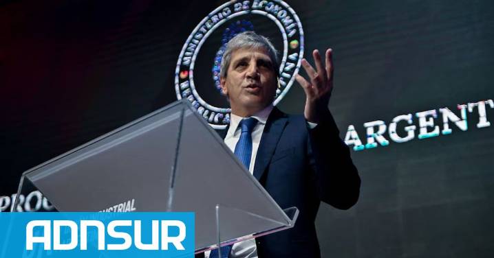 00:16 Caputo defendió el esquema cambiario ante la UIA y pidió “no agrandarse” con la idea de una flotación libre