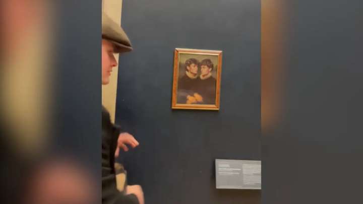 Video: dos influencers burlan la seguridad del Museo del Louvre y cuelgan su propio retrato junto a la Mona Lisa