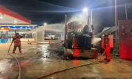 Se incendia camión de acarreo de combustible en una gasolinera