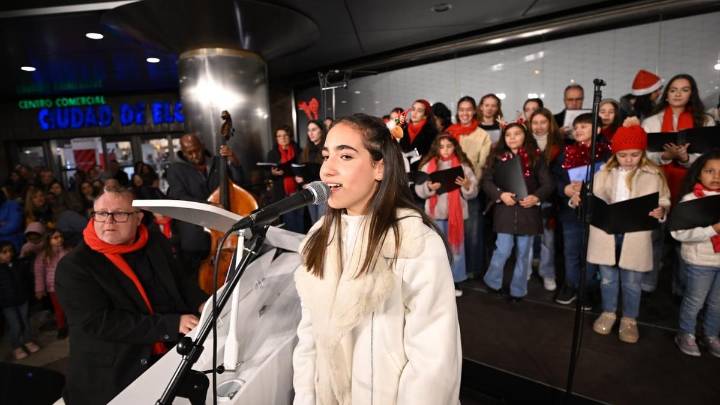 El Corte Inglés inaugura el alumbrado navideño en Elche entre villancicos y recogida de juguetes