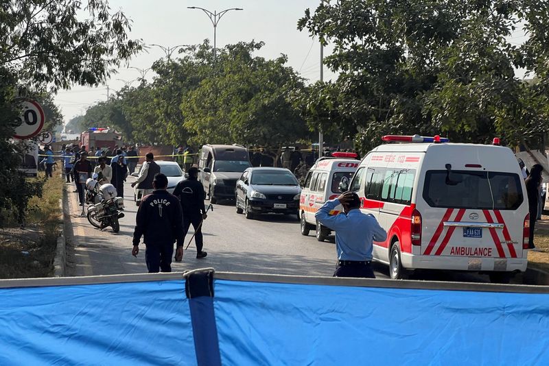 Suicide bomber kills 12 outside court in Pakistan capital