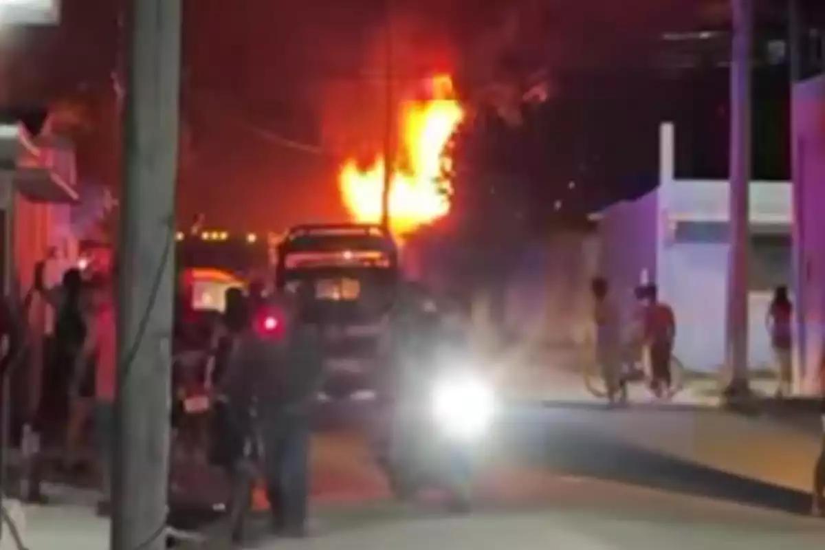 Fuerte incendio en la colonia La Santa provoca movilización de cuerpos de emergencia en Champotón