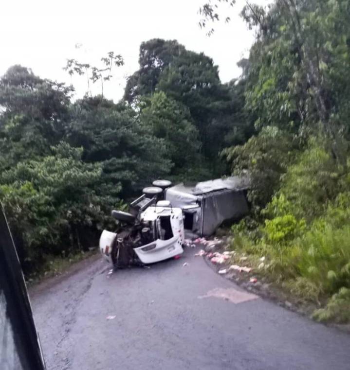 Vuelca gandola en la Troncal 10 y bloquea la vía a...