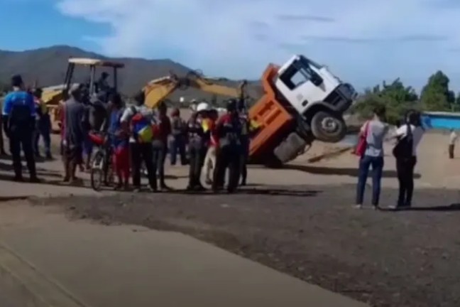 Camión de arena se hundió en acera en Juan Griego