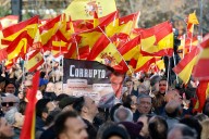 Gimnasia 'antisanchista' del PP en Debod: cabreo de guante blanco, mucho jubilado, sobredosis de Europe y aplausómetro de empate entre Feijoó y Ayuso