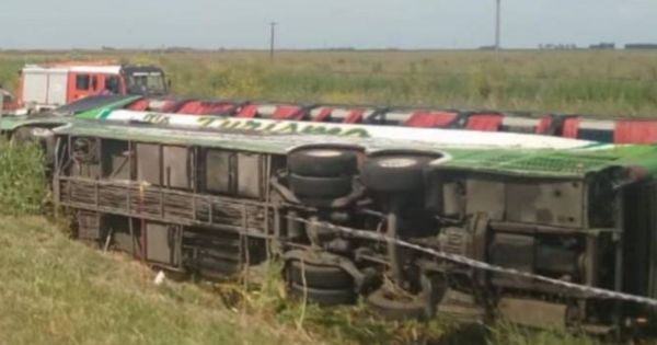 Volcó un colectivo en plena ruta: hay dos muertos y varios pasajeros heridos